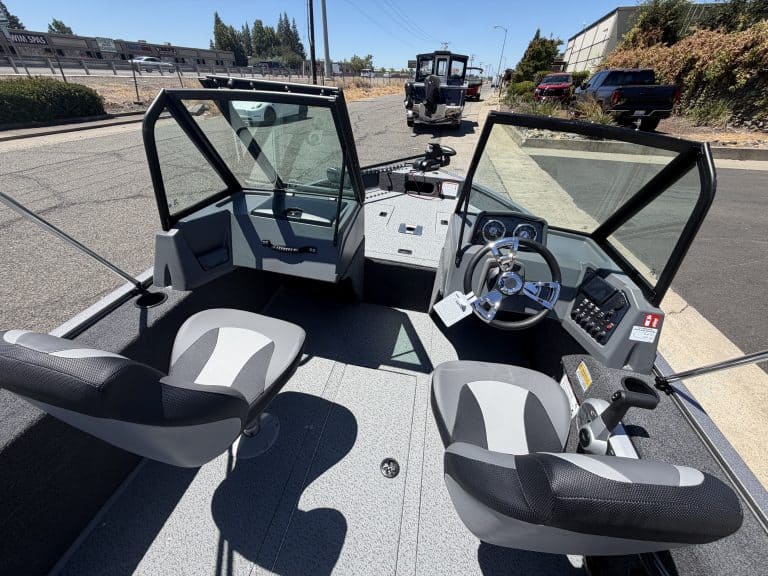 Boat interior with steering wheel and control panel for Lowe FM 1625 WT.