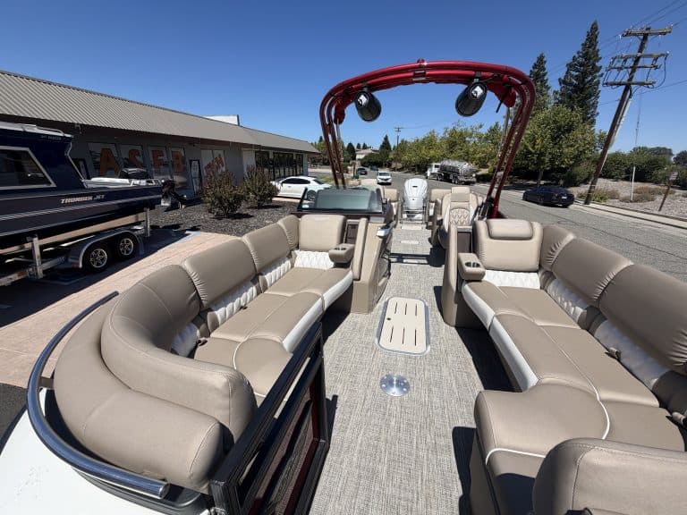 Luxury Bennington 25FT Q pontoon boat with seating for family and friends.
