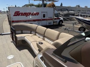Bennington 25FT Q boat with spacious seating and cup holders.