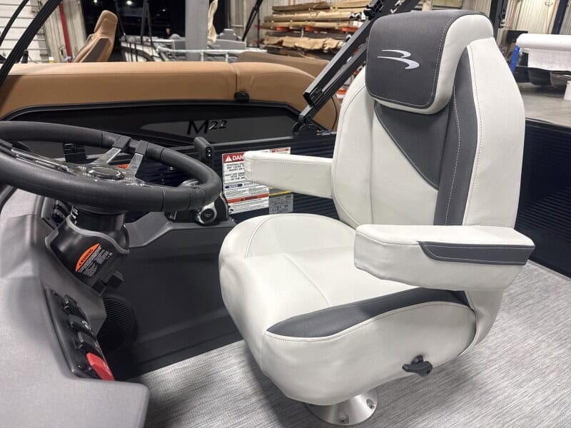 Comfortable boat captain seat with armrest for Bennington S 22.