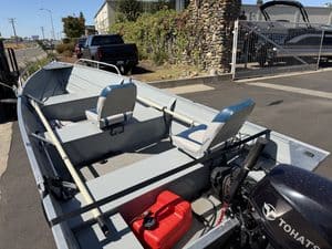 Klamath 15FT Advantage boat with outboard motor and seating.