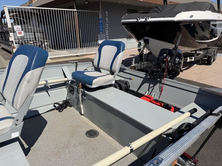 Klamath 15FT Advantage fishing boat with seats and motor.
