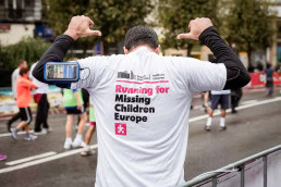 A runner for Missing Children Europe in the Brussels Half Marathon