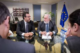 The president of ONCE talks to a Commissioner during a meeting in Brussels