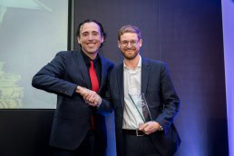 Presenter and awardee shake hands during the CS International Conference 2018
