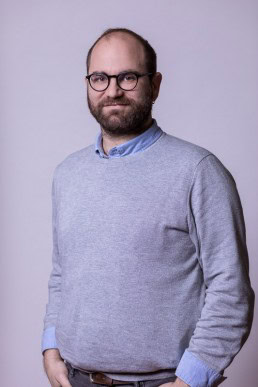 Corporate Portrait of a man wearing a gray pullover for ECOS in Brussels