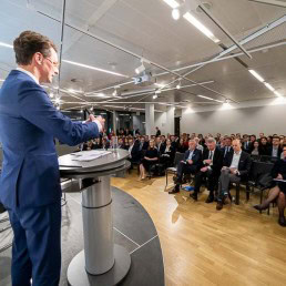 Hendrik Wüst giving a speech to a full room during the EU-China Connectivity event in Brussels