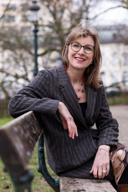 Portrait of Birgitta Bechtold sitting on a bench at the Leopold Park in Brussels