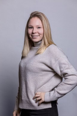 Corporate portrait of a blond woman wearing a beige sweater for Berquin Notarissen in Brussels	
