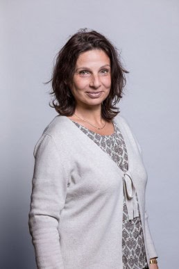 Corporate portrait of a woman wearing a beige blouse for Berquin Notarissen in Brussels	