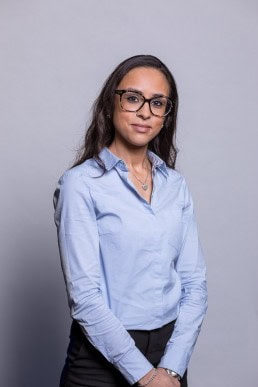 Corporate portrait of a woman carrying glasses wearing a light blue shirt for Berquin Notarissen in Brussels	