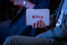 Closeup of the hand of a visitor holding a Netflix brochure during the Netflix Belgium Walking Dinner