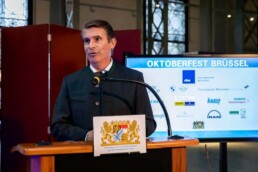 Eric Beißwenger giving a speech at the Oktoberfest Brussels 2025