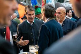 Eric Beißwenger talking to a person