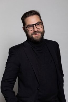 Portrait of a man wearing glasses and dark clothes for Berquin Notarissen in Brussels