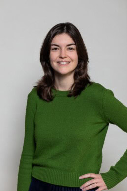 Portrait of a woman smiling with dark mid long hair and a green trouser for Berquin Notarissen in Brussels
