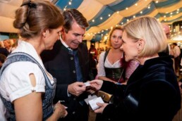 Eric Beißwenger receiving a business card during the Brussels Oktoberfest 2025