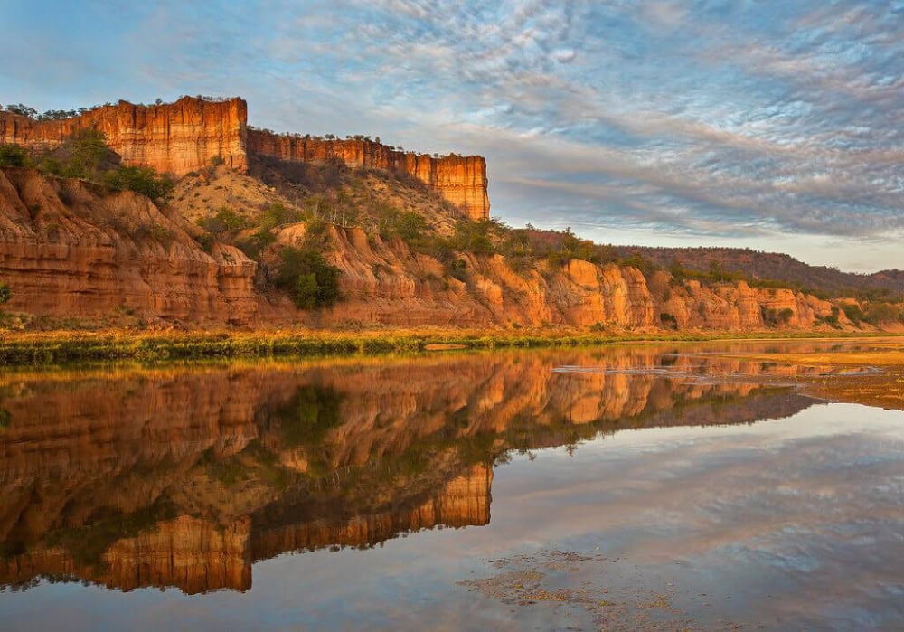 Chilojo Cliffs on the Runde River in Gonarezhou National Park, Zimbabwe. Photo: Zimbabwe Tourism