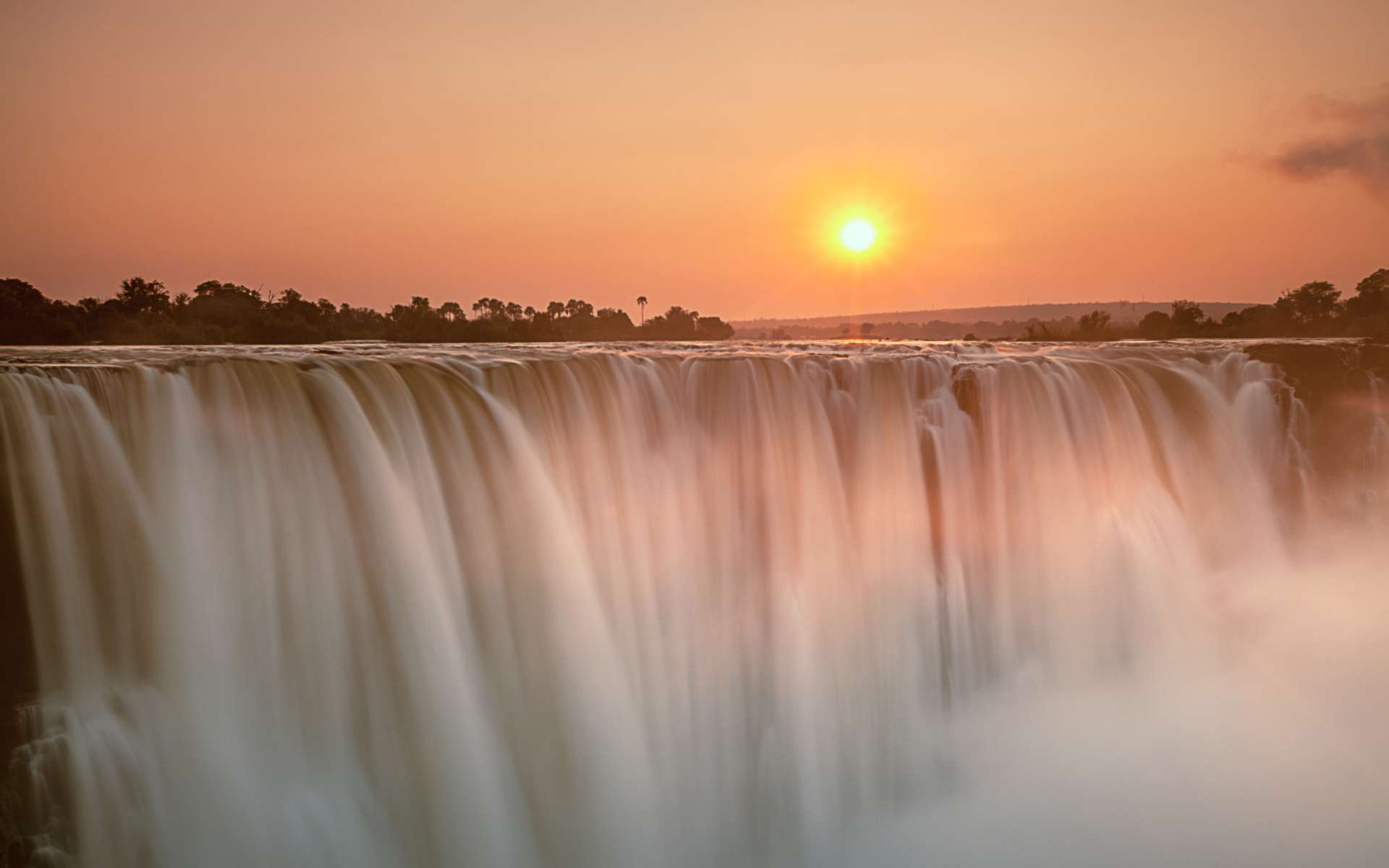 Victoria Falls at sunset, Zambia and Zimbabwe | Photo: 2630ben via Getty