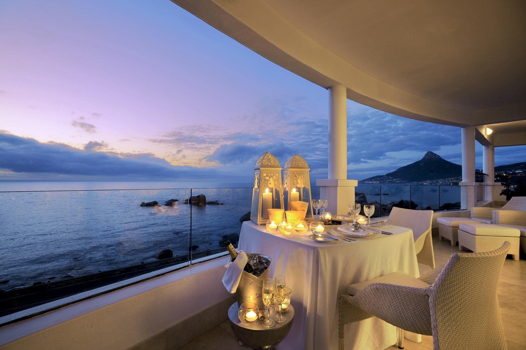 Outdoor patio dining of Presidential Suite