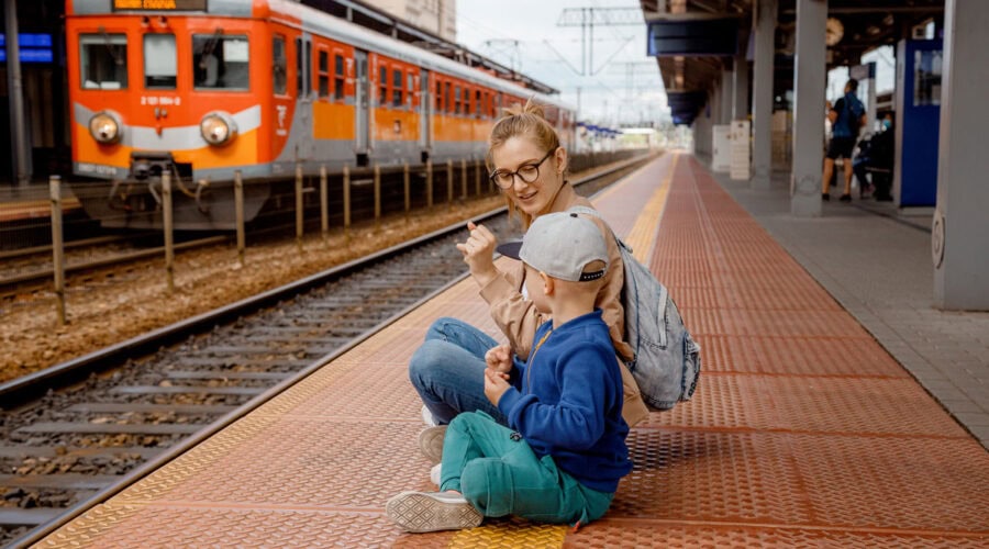Fino a che età i bambini viaggiano gratis in treno? Scopri le regole e offerte