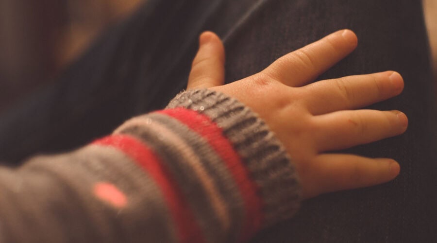 Come proteggere le mani e il viso del neonato dal freddo: consigli pratici per l’inverno