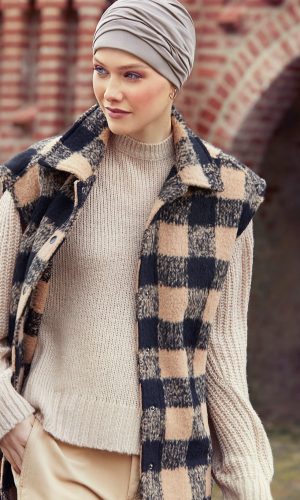 Woman wearing a Mila Turban and stylish fall clothing outdoors.