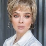 Elegant short blonde wig for women, perfect for fashion and everyday wear.