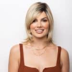 Blonde layered wig with side-swept bangs for a stylish look.