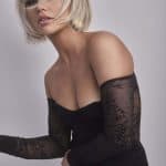 Blonde bob wig with layered style and side-swept bangs for a chic look.