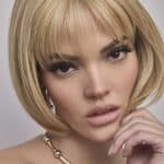 Blonde bob wig with side-swept bangs for elegant look.