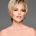 Short blonde wig with layered style for a sophisticated look.