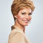 Elegant short blonde wig for women, perfect for a natural look.
