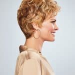 Short curly blonde wig for women, stylish and natural look, perfect for any occasion.