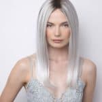Elegant silver blonde wig for women, perfect for fashion and special occasions.