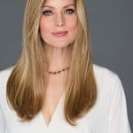 Long blonde wavy wig styled for women, natural look, high-quality synthetic fibers.