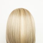 Blonde bob wig with sleek, straight style for a sophisticated appearance.