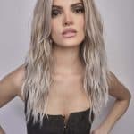 Stylish blonde wavy wig for women, perfect for fashion and special occasions.