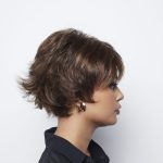 Short brown wig styled for a natural look, perfect for fashion and everyday wear.