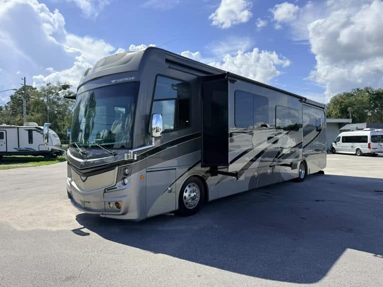 Luxury 2018 Fleetwood Discovery RV with slide-out and modern design.
