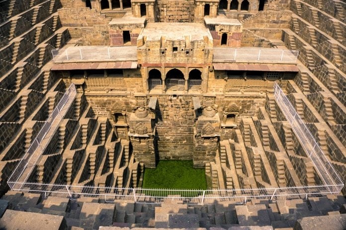 Il pozzo a Gradini di Chand Baori ad Abhaneri in Rajasthan India