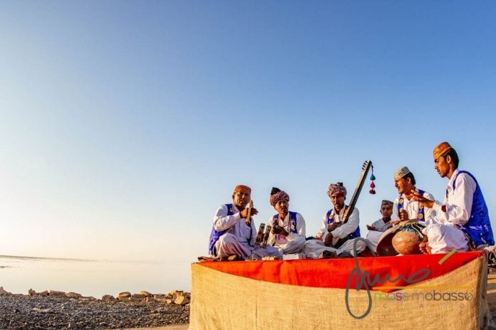 esibiscono nel Rann di Kutch nelle saline del Gujarat