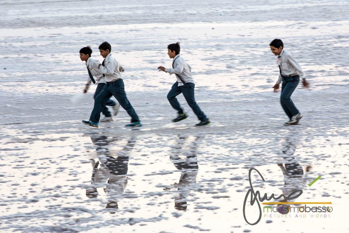 Bambini corrono nel Rann di Kutch (o Kachchh), palude salmastra stagionalmente allagata