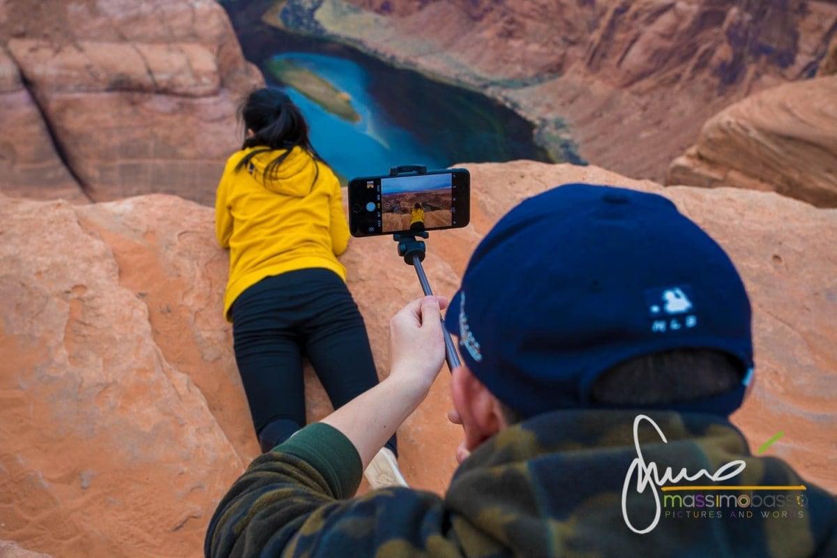 Una classica inquadratura di ragazzi che si scattano foto con lo sfondo di Horseshoe Bend