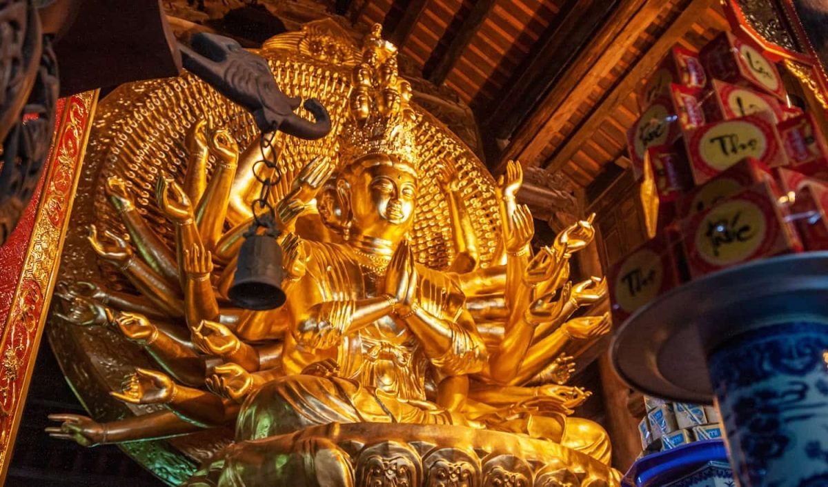 Statua dorata della dea Guan Yin Quan Am - Avalokiteshvara in un tempio buddista, in Vietnam