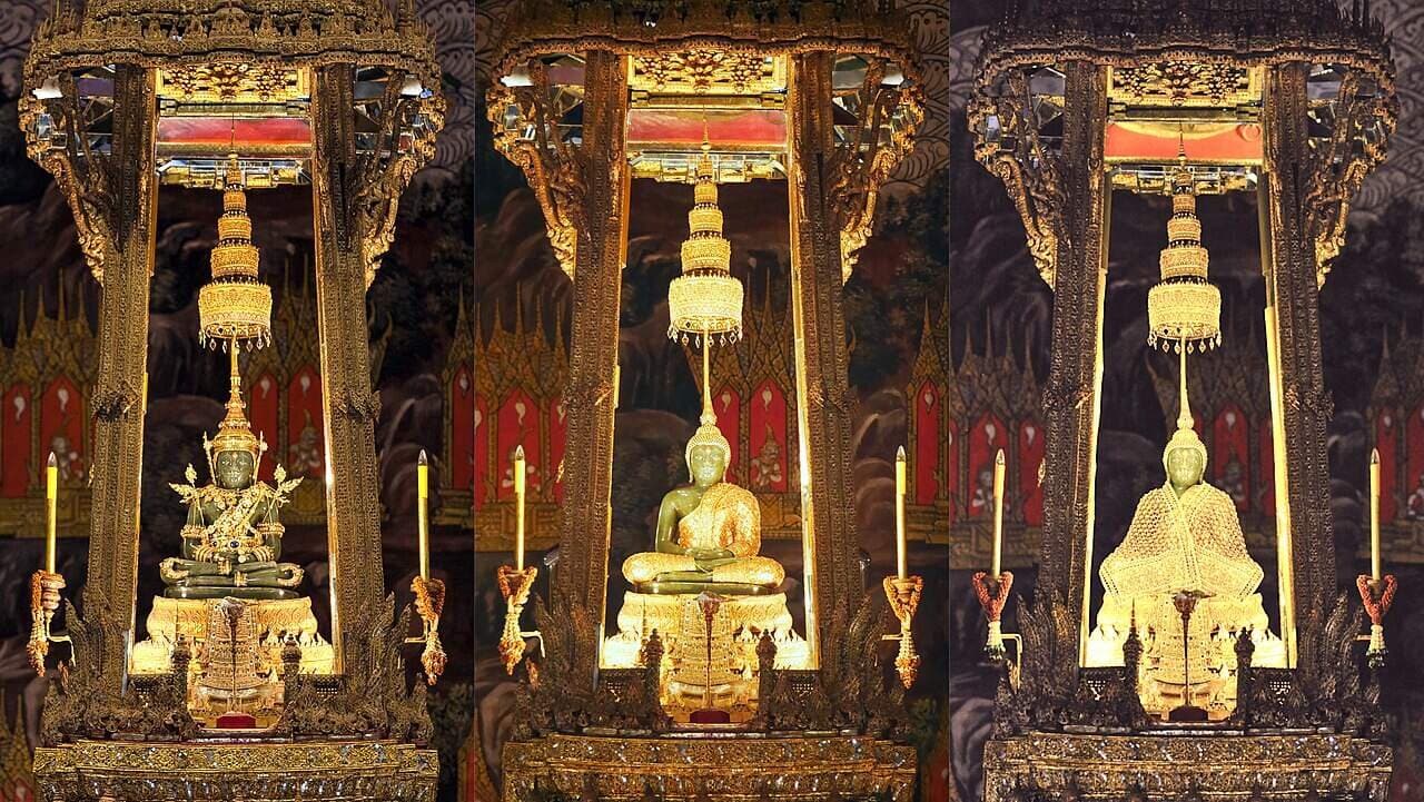 Il Buddha Di Smeraldo Del Wat Phra Kaew Nei Tre Abiti Tradizionali