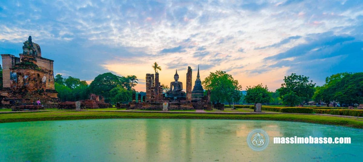 Buddha e fossati al Parco Storico di Sukhothai