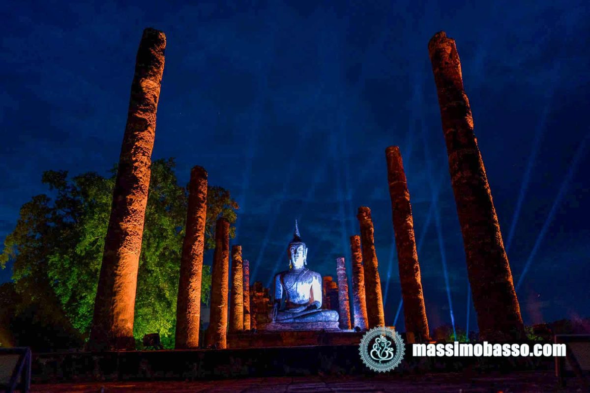 Giochi di luce per il Loi Krathong al Parco Storico di Sukhothai