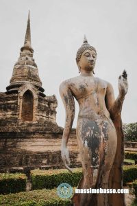 Wat Sa Si a Sukhothai statua del Buddha in piedi