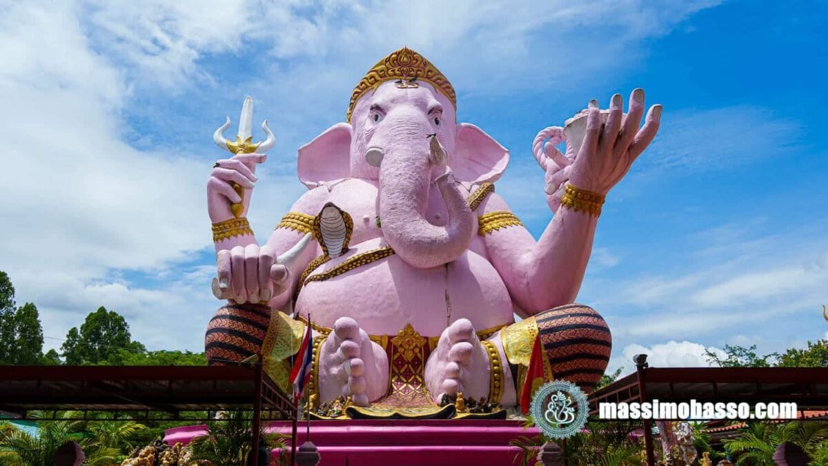 Thailandia, In Un Tempio Dedicato A Ganesha, La Divinità Con La Testa Di Elefante